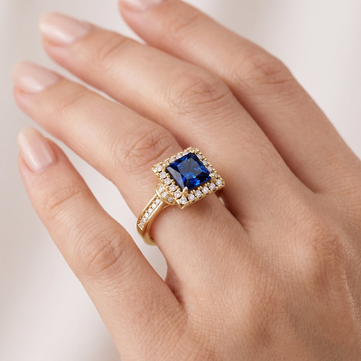 _lifestyle_image@SKU:RG802-LCSP01000004Y #metal_10k-yellow-gold+origin_lab-created