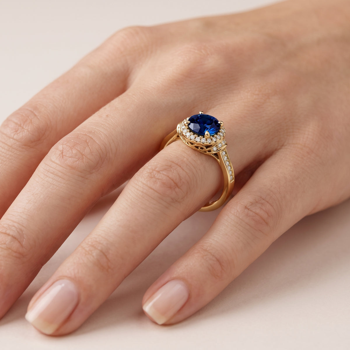 _lifestyle_image@SKU:RG802-LCSR01000004Y #metal_10k-yellow-gold+origin_lab-created