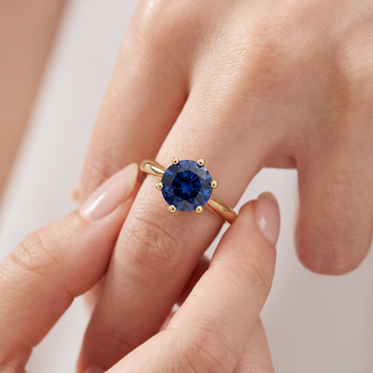 _lifestyle_image@SKU:RG839-LCSR01000004Y #metal_10k-yellow-gold+origin_lab-created