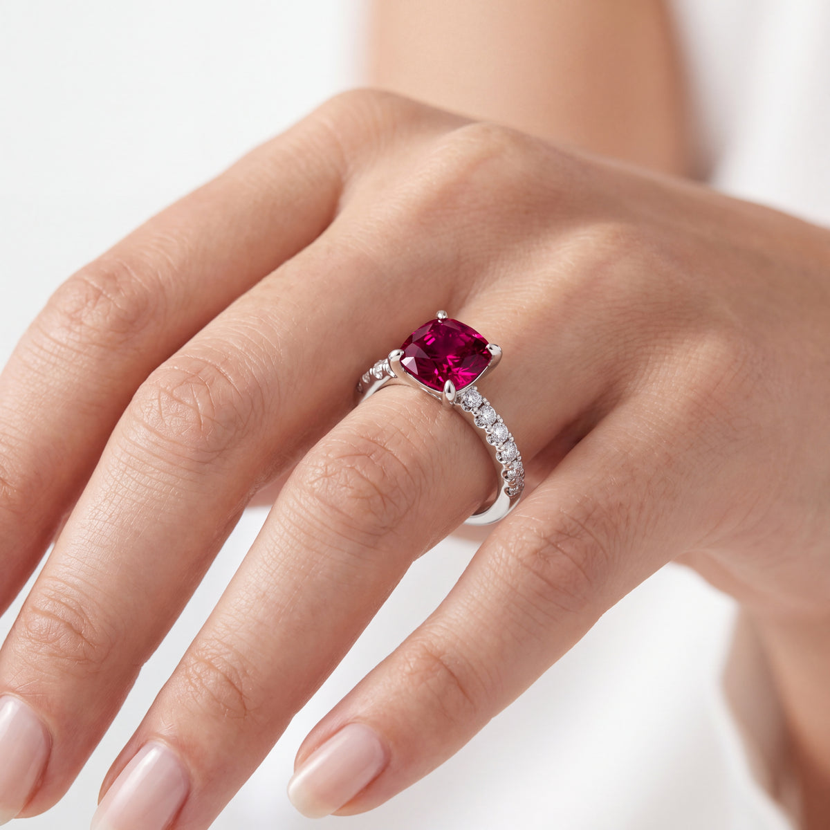 _lifestyle_image@SKU:RG847-LCRC03000004W #metal_10k-white-gold+origin_lab-created