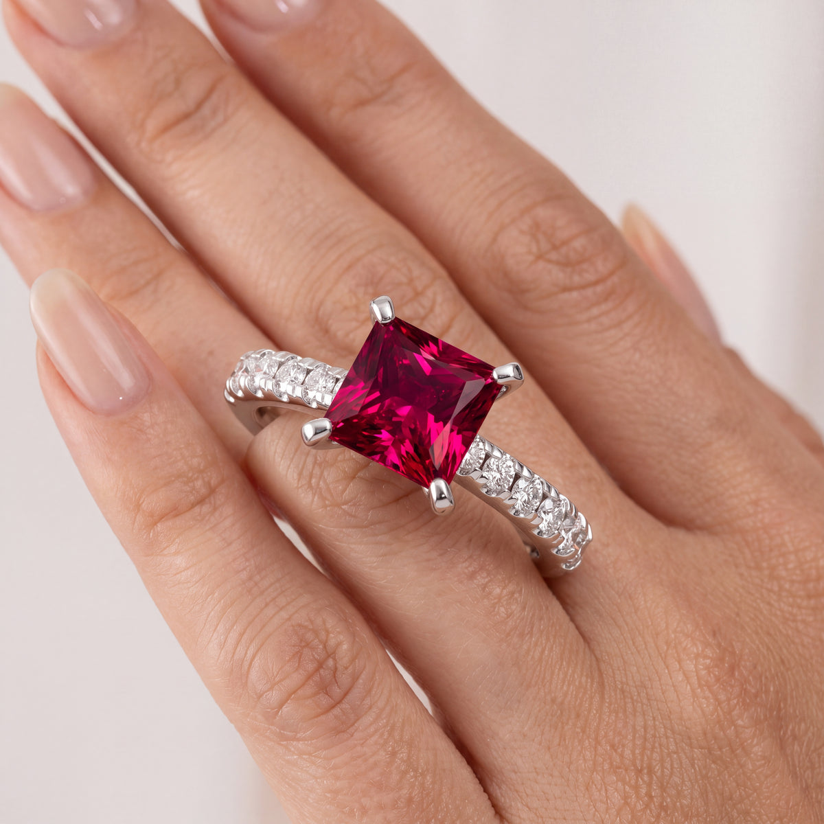 _lifestyle_image@SKU:RG847-LCRP03000004W #metal_10k-white-gold+origin_lab-created
