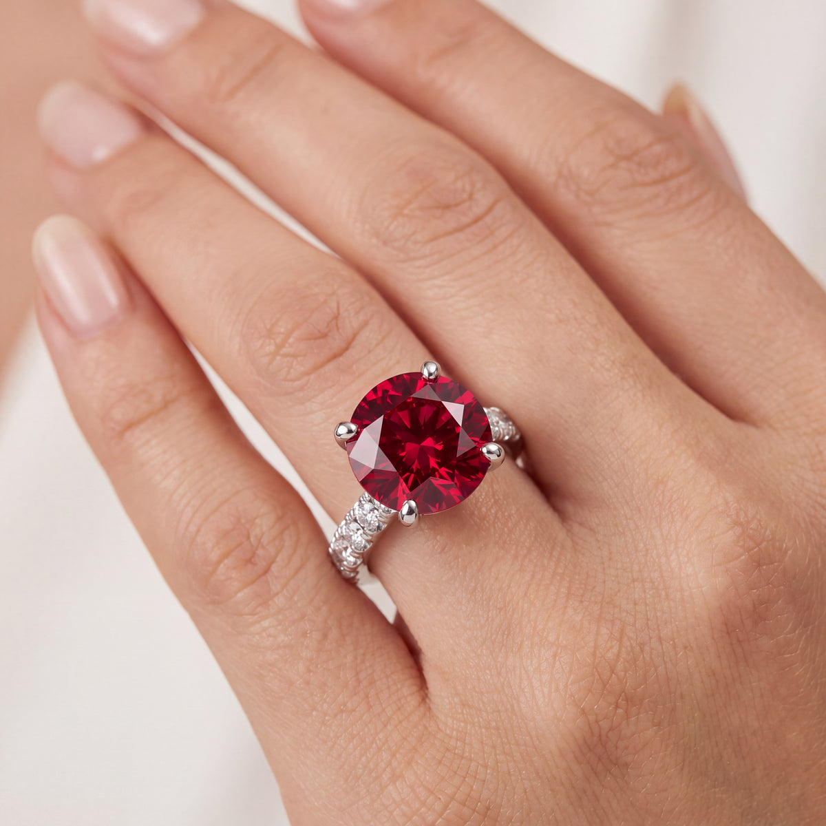 _lifestyle_image@SKU:RG847-LCRR03000004W #metal_10k-white-gold+origin_lab-created
