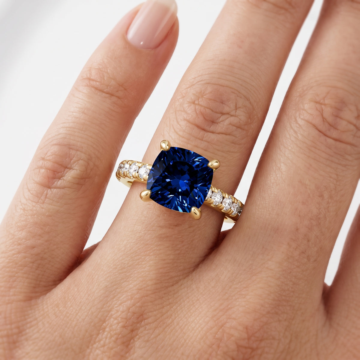 _lifestyle_image@SKU:RG847-LCSC02000004Y #metal_10k-yellow-gold+origin_lab-created