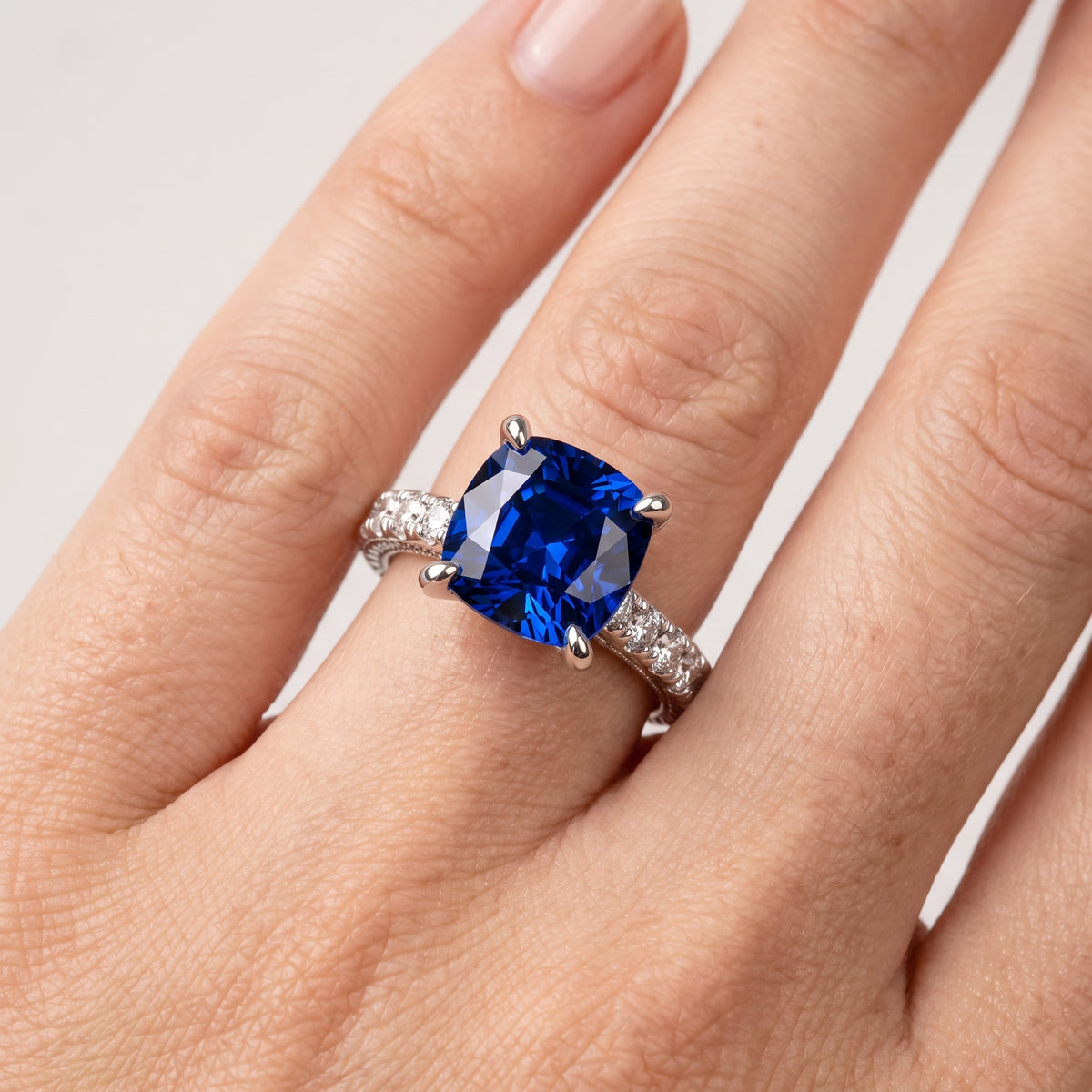 _lifestyle_image@SKU:RG847-LCSC04000004W #metal_10k-white-gold+origin_lab-created