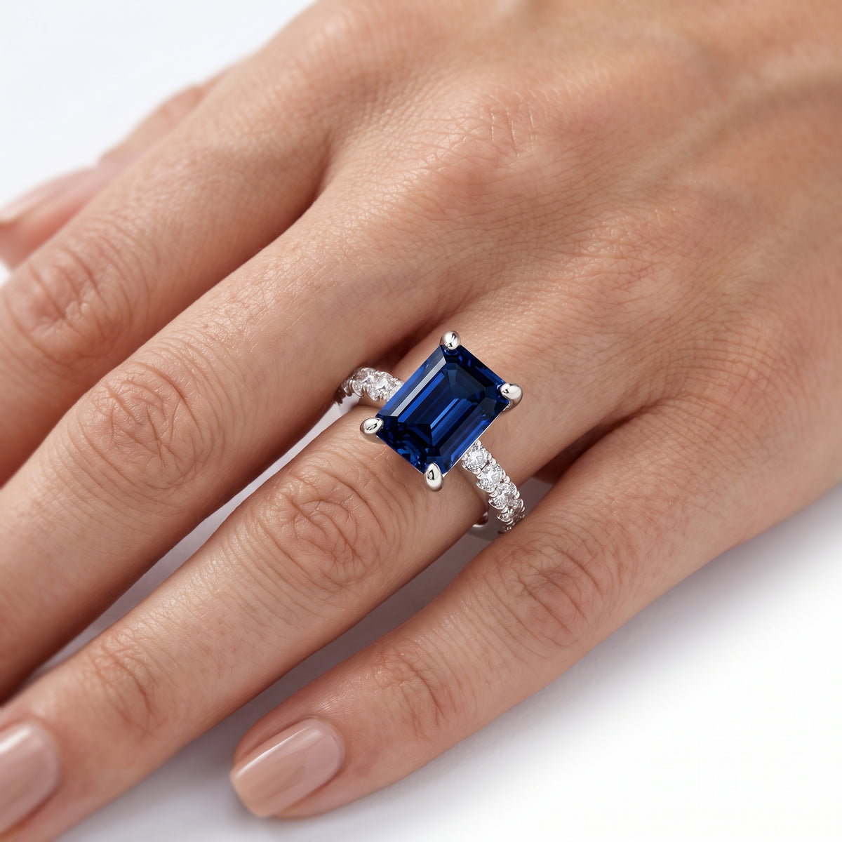 _lifestyle_image@SKU:RG847-LCSE02000004W #metal_10k-white-gold+origin_lab-created