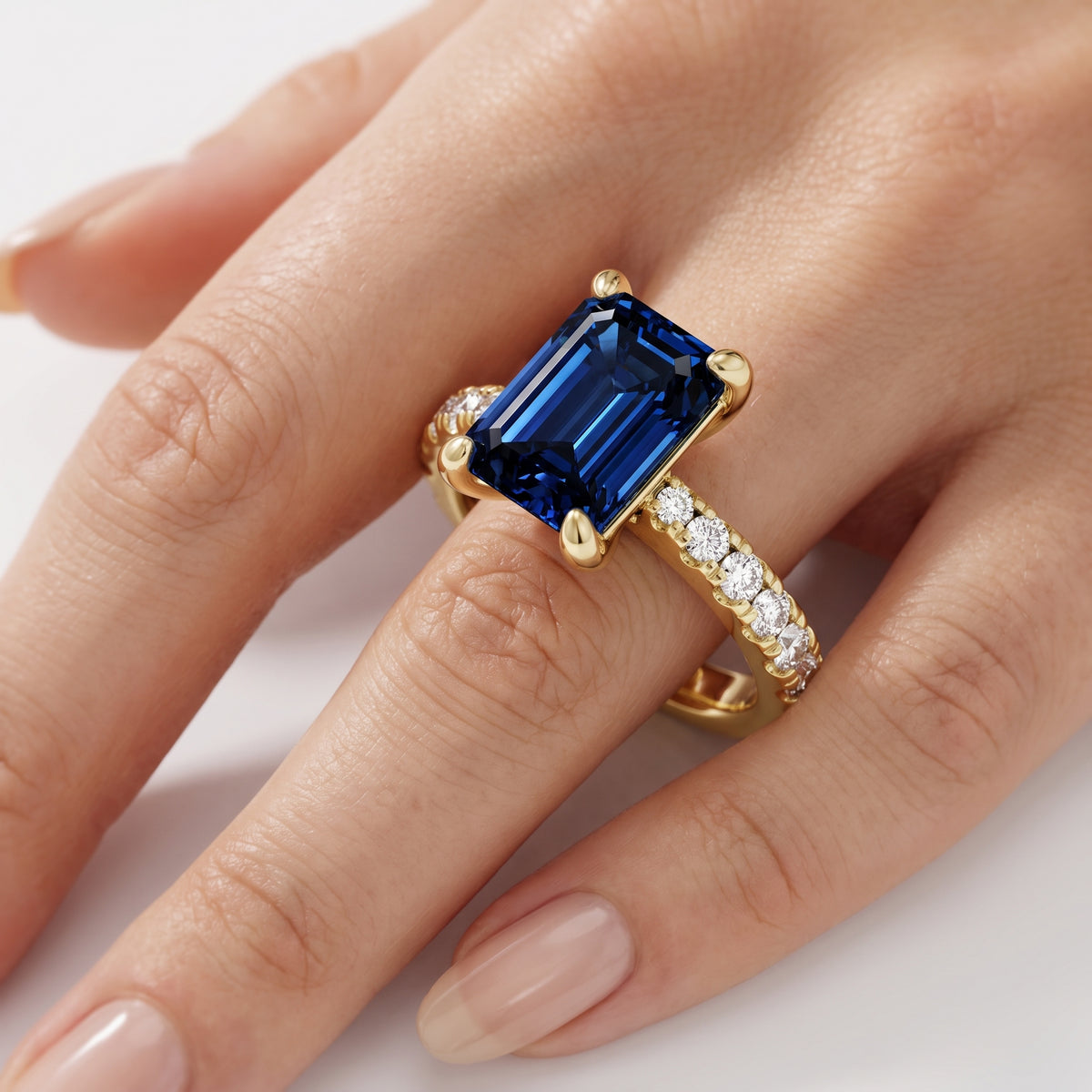 _lifestyle_image@SKU:RG847-LCSE03000004Y #metal_10k-yellow-gold+origin_lab-created