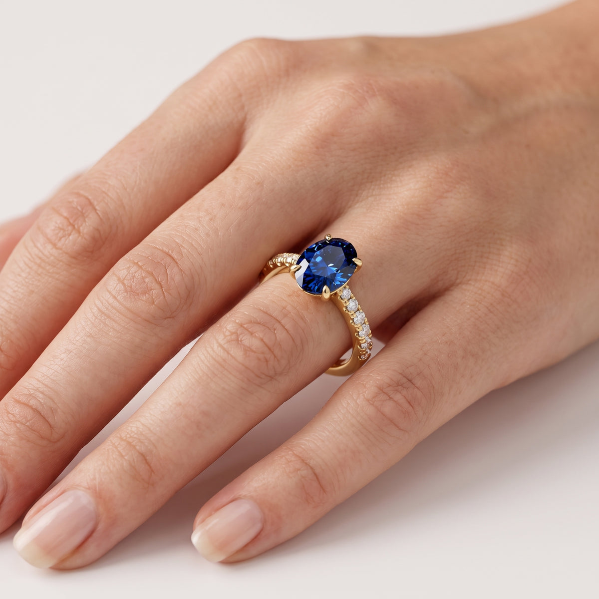 _lifestyle_image@SKU:RG847-LCSO02000004Y #metal_10k-yellow-gold+origin_lab-created