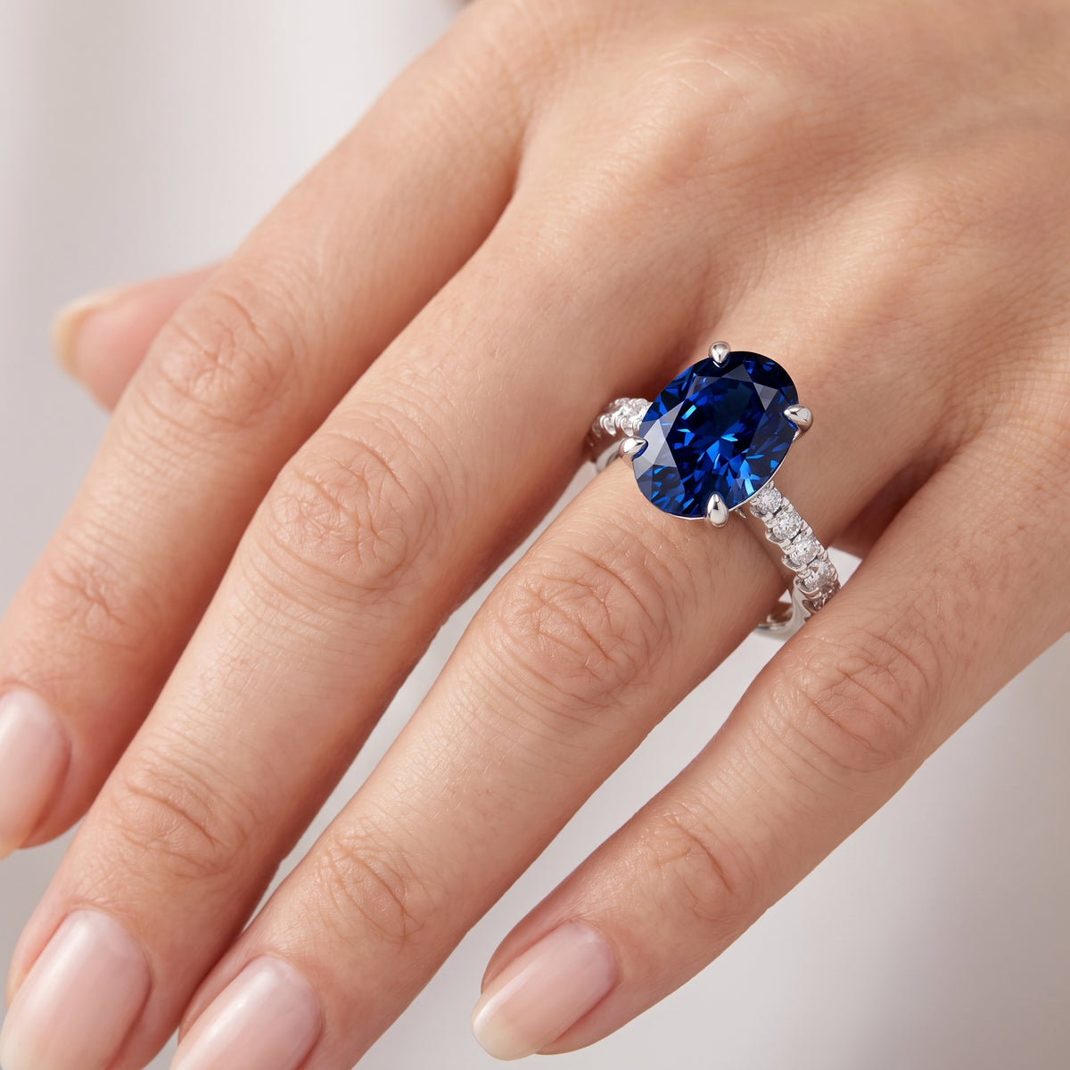_lifestyle_image@SKU:RG847-LCSO04000004W #metal_10k-white-gold+origin_lab-created