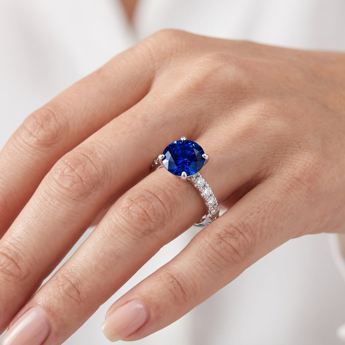 _lifestyle_image@SKU:RG847-LCSR04000004W #metal_10k-white-gold+origin_lab-created