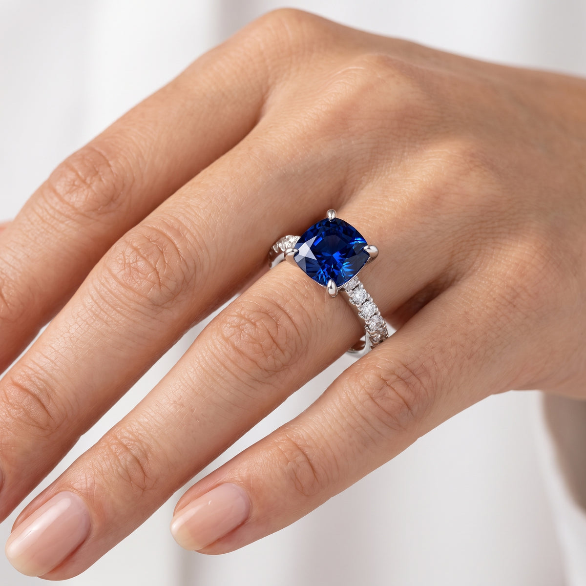 _lifestyle_image@SKU:RG847-NCSC04000004W #metal_14k-white-gold+origin_lab-created