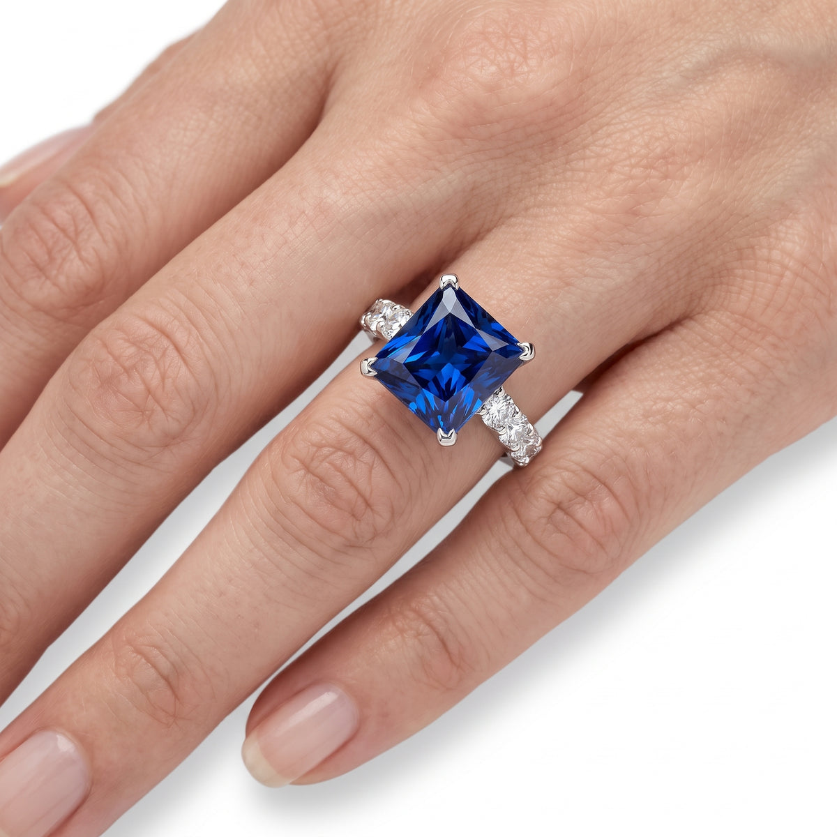 _lifestyle_image@SKU:RG847-NCSP04000004W #metal_14k-white-gold+origin_lab-created