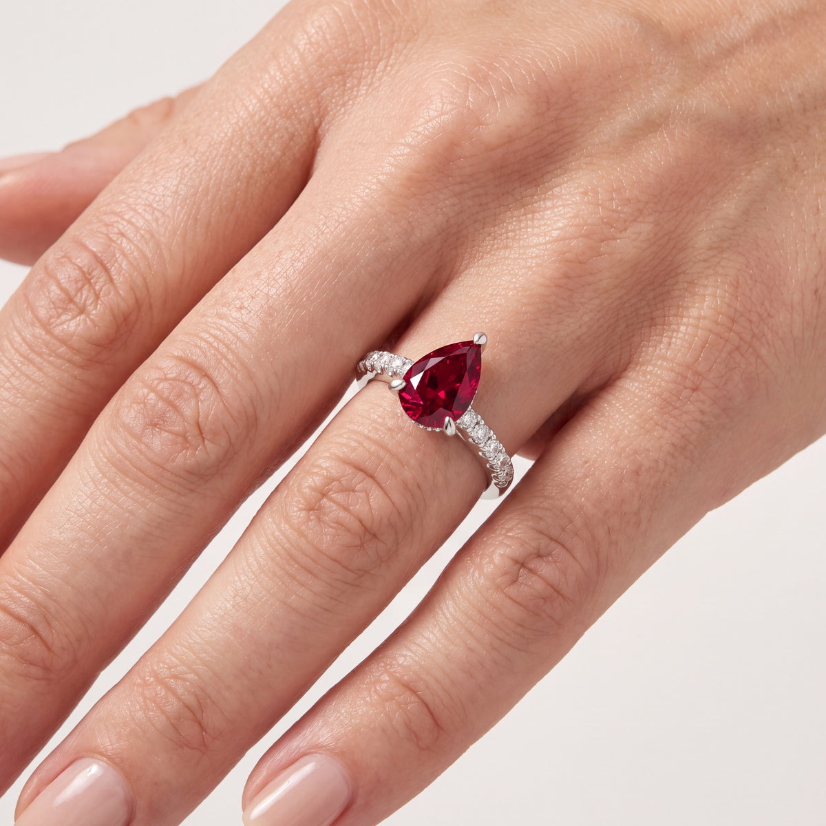 _lifestyle_image@SKU:RG930-LCRD02000004W #metal_10k-white-gold+origin_lab-created