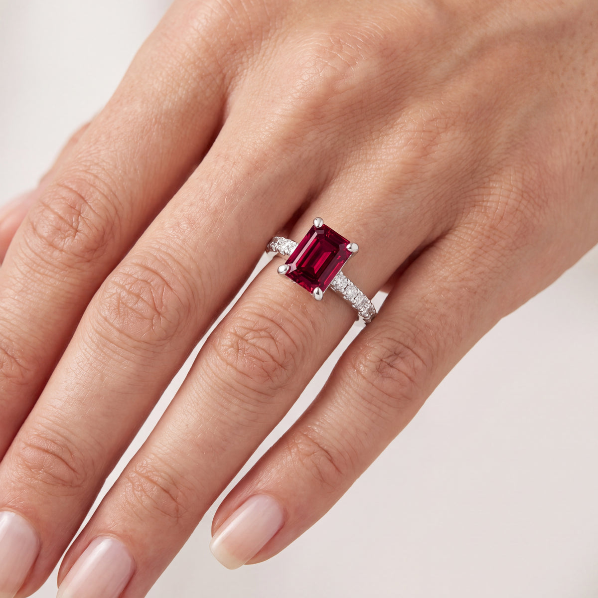 _lifestyle_image@SKU:RG930-LCRE02000004W #metal_10k-white-gold+origin_lab-created