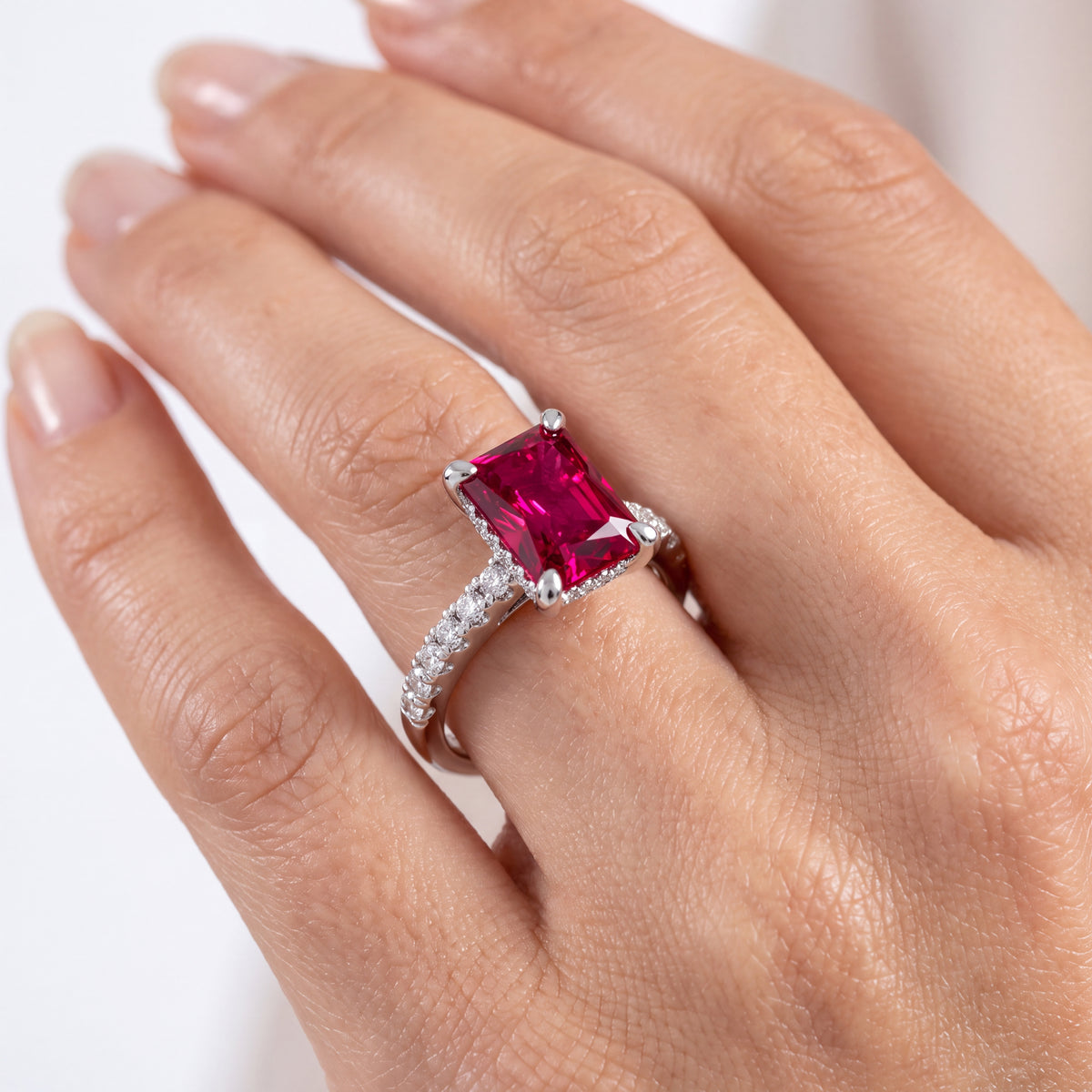_lifestyle_image@SKU:RG930-LCRT02000004W #metal_10k-white-gold+origin_lab-created