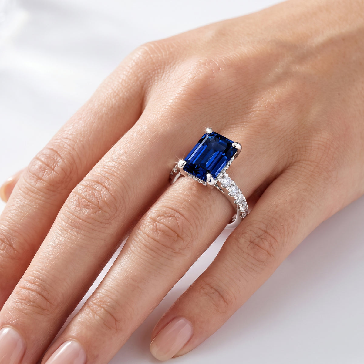 _lifestyle_image@SKU:RG930-LCSE03000004W #metal_10k-white-gold+origin_lab-created