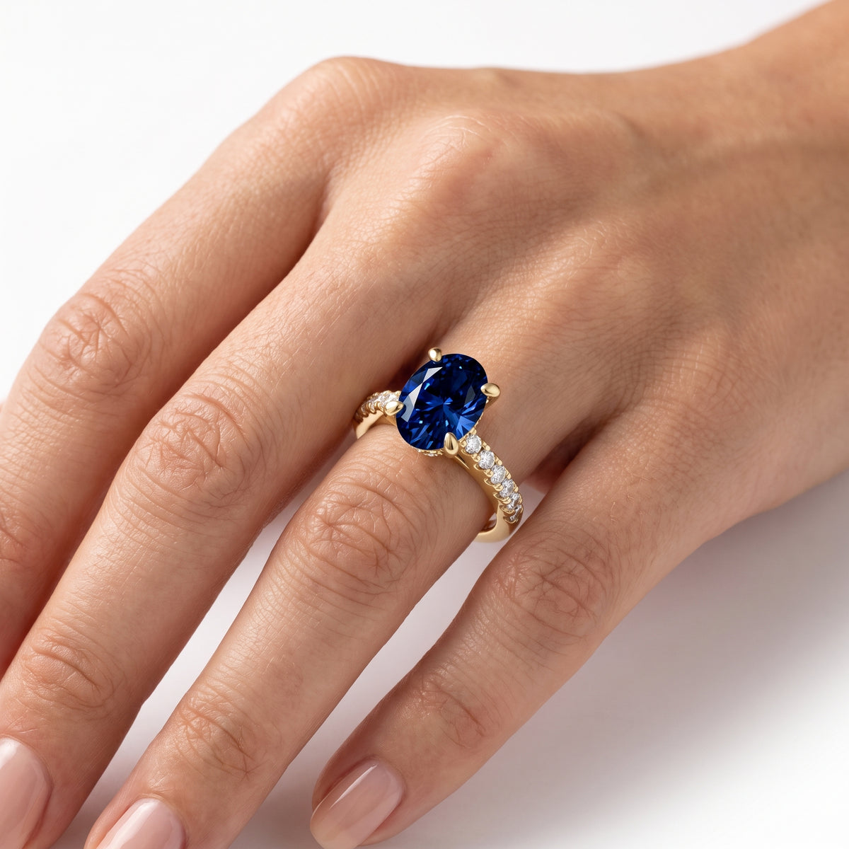 _lifestyle_image@SKU:RG930-LCSO02000004Y #metal_10k-yellow-gold+origin_lab-created