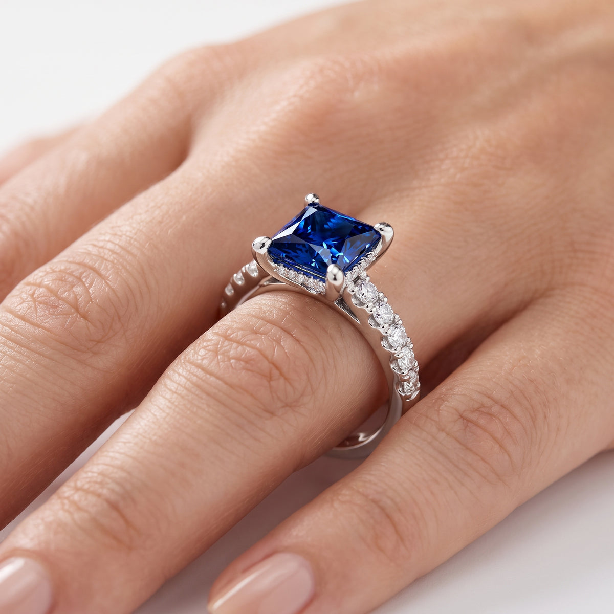 _lifestyle_image@SKU:RG930-LCSP02000004W #metal_10k-white-gold+origin_lab-created