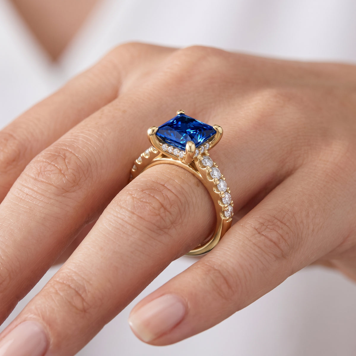 _lifestyle_image@SKU:RG930-LCSP02000004Y #metal_10k-yellow-gold+origin_lab-created