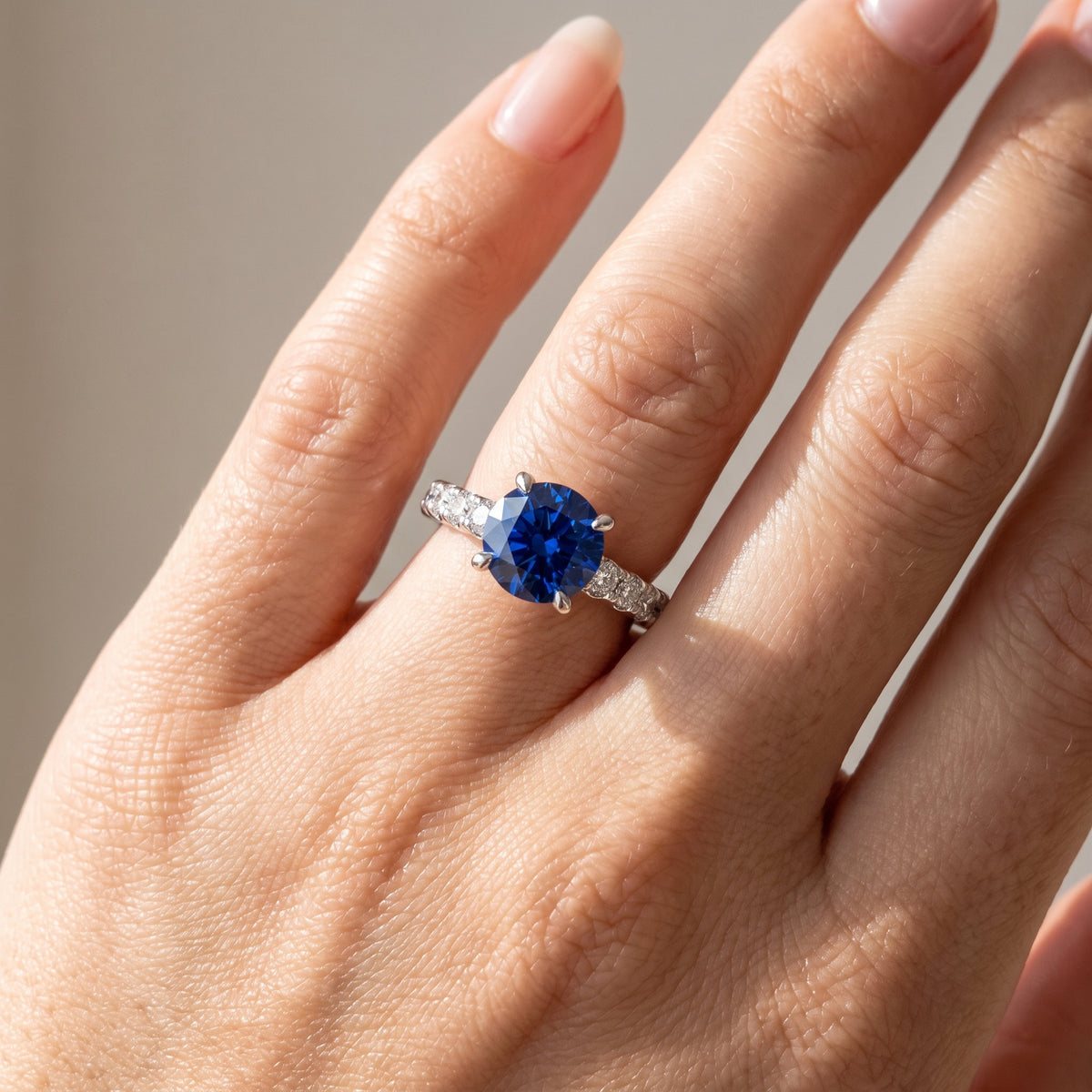 _lifestyle_image@SKU:RG930-LCSR02000004W #metal_10k-white-gold+origin_lab-created
