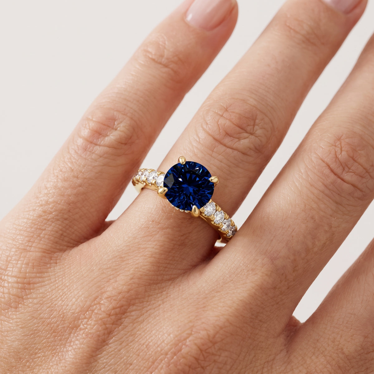 _lifestyle_image@SKU:RG930-LCSR02000004Y #metal_10k-yellow-gold+origin_lab-created