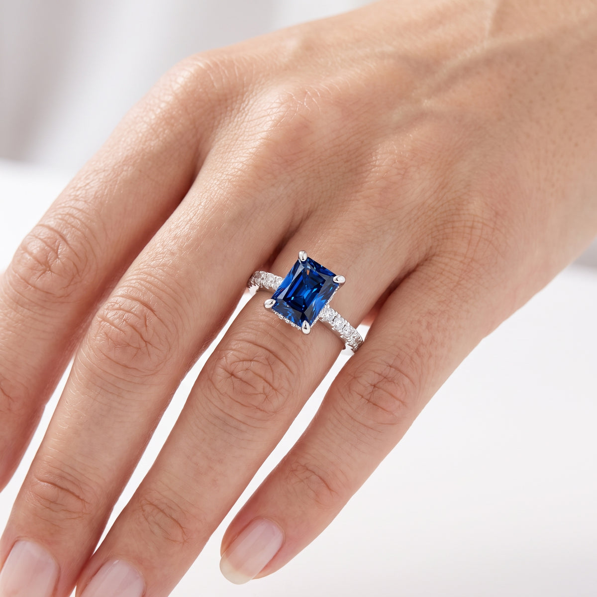 _lifestyle_image@SKU:RG930-LCST02000004W #metal_10k-white-gold+origin_lab-created