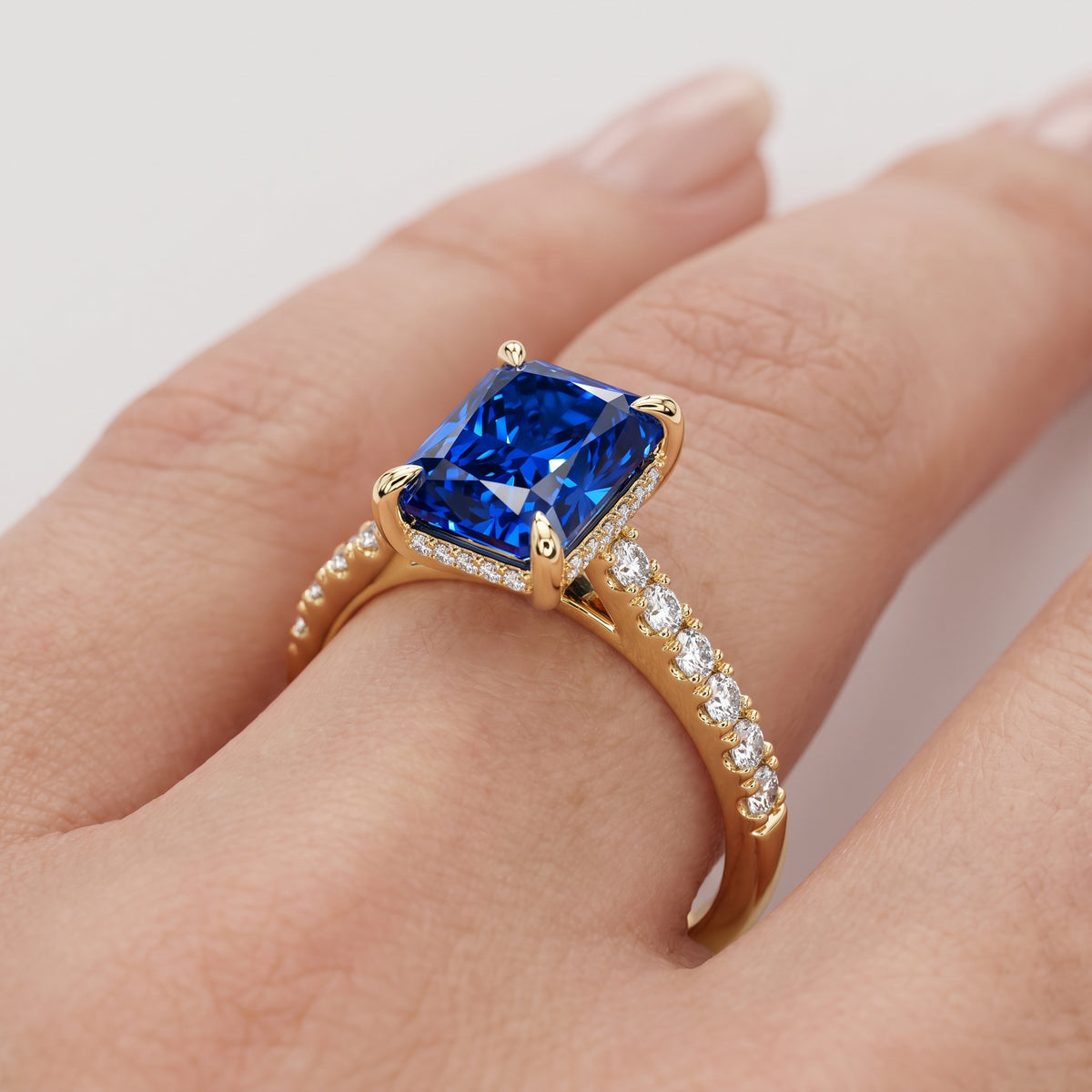 _lifestyle_image@SKU:RG930-LCST02000004Y #metal_10k-yellow-gold+origin_lab-created