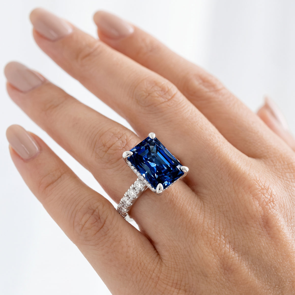 _lifestyle_image@SKU:RG930-LCST03000004W #metal_10k-white-gold+origin_lab-created