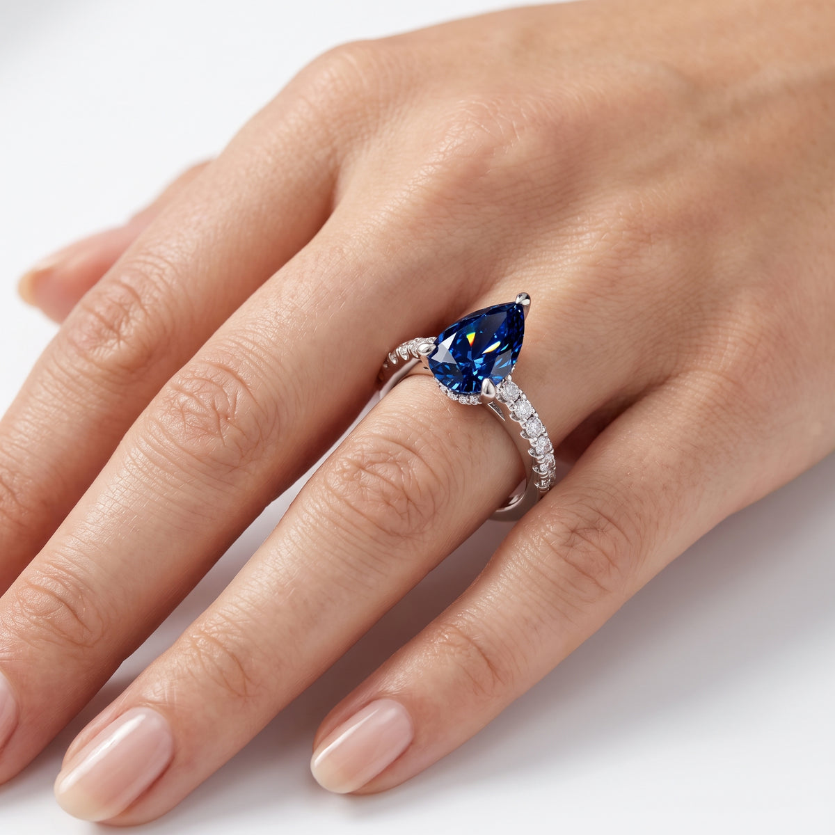 _lifestyle_image@SKU:RG930-NCSD0200000PL #metal_platinum+origin_lab-created