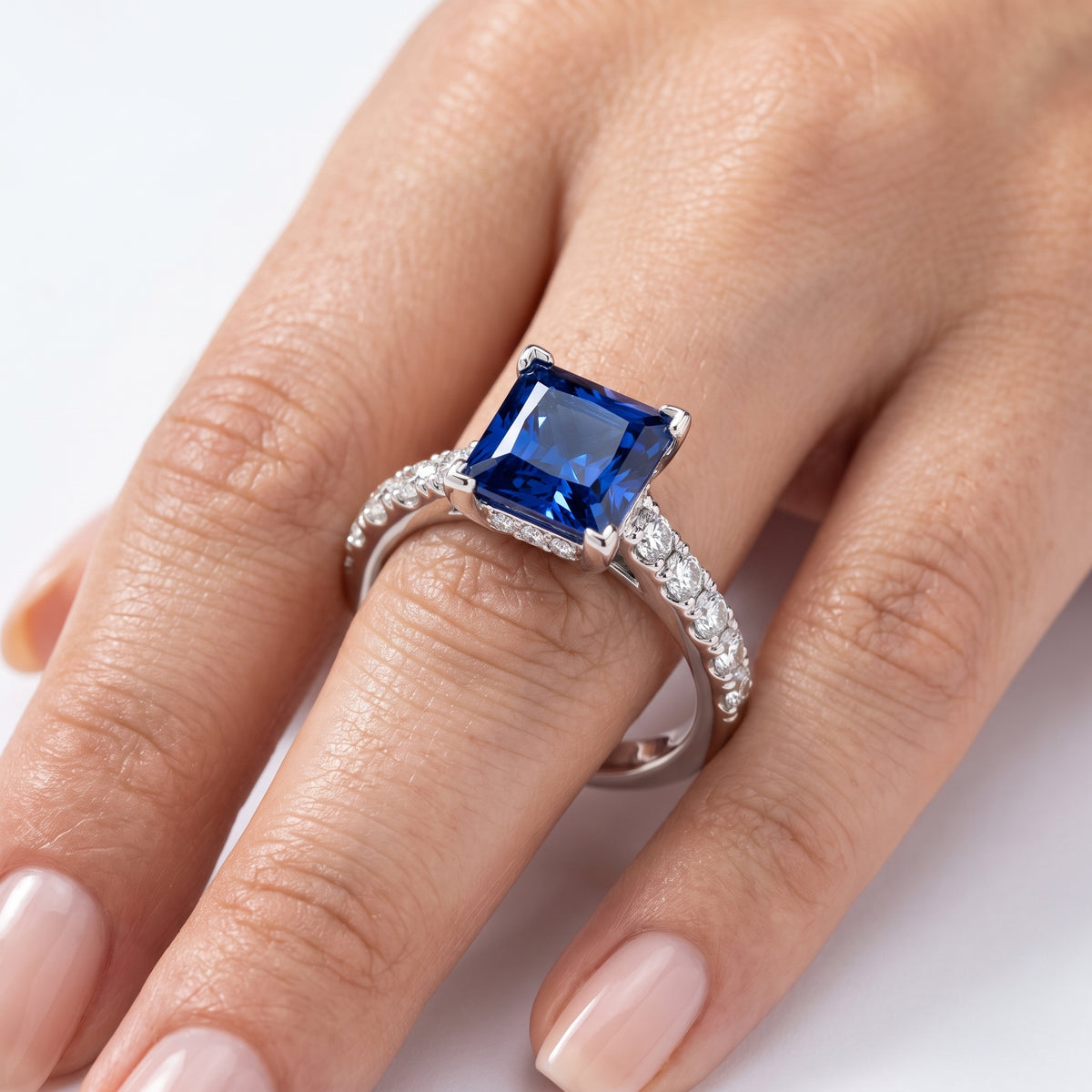 _lifestyle_image@SKU:RG930-NCSP0200000PL #metal_platinum+origin_lab-created