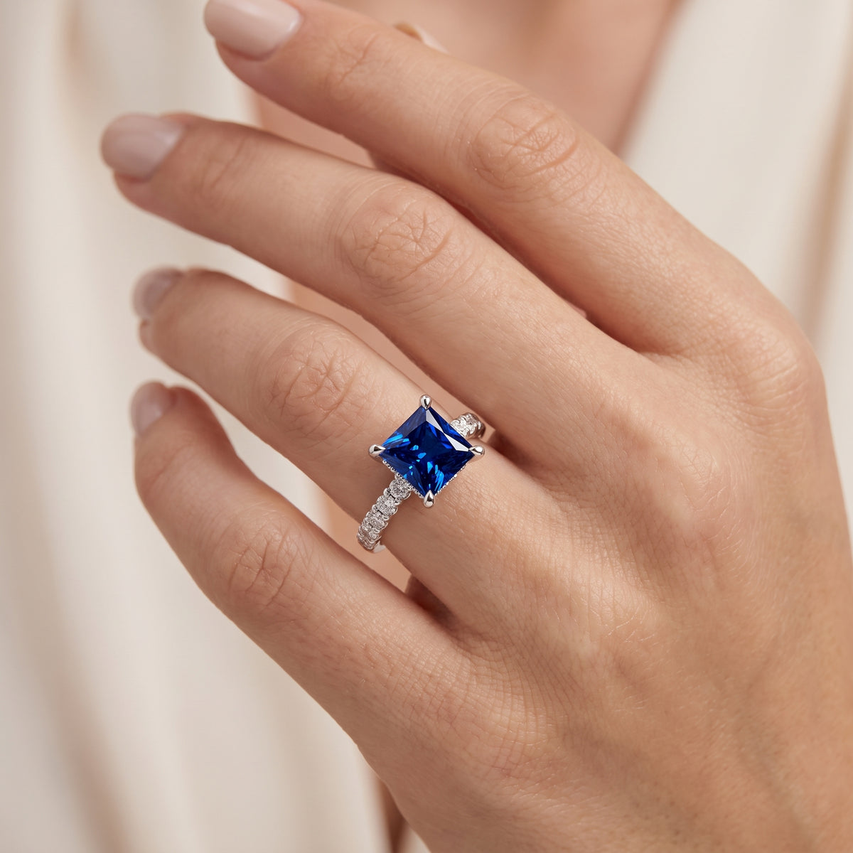 _lifestyle_image@SKU:RG930-NCSP0300000PL #metal_platinum+origin_lab-created