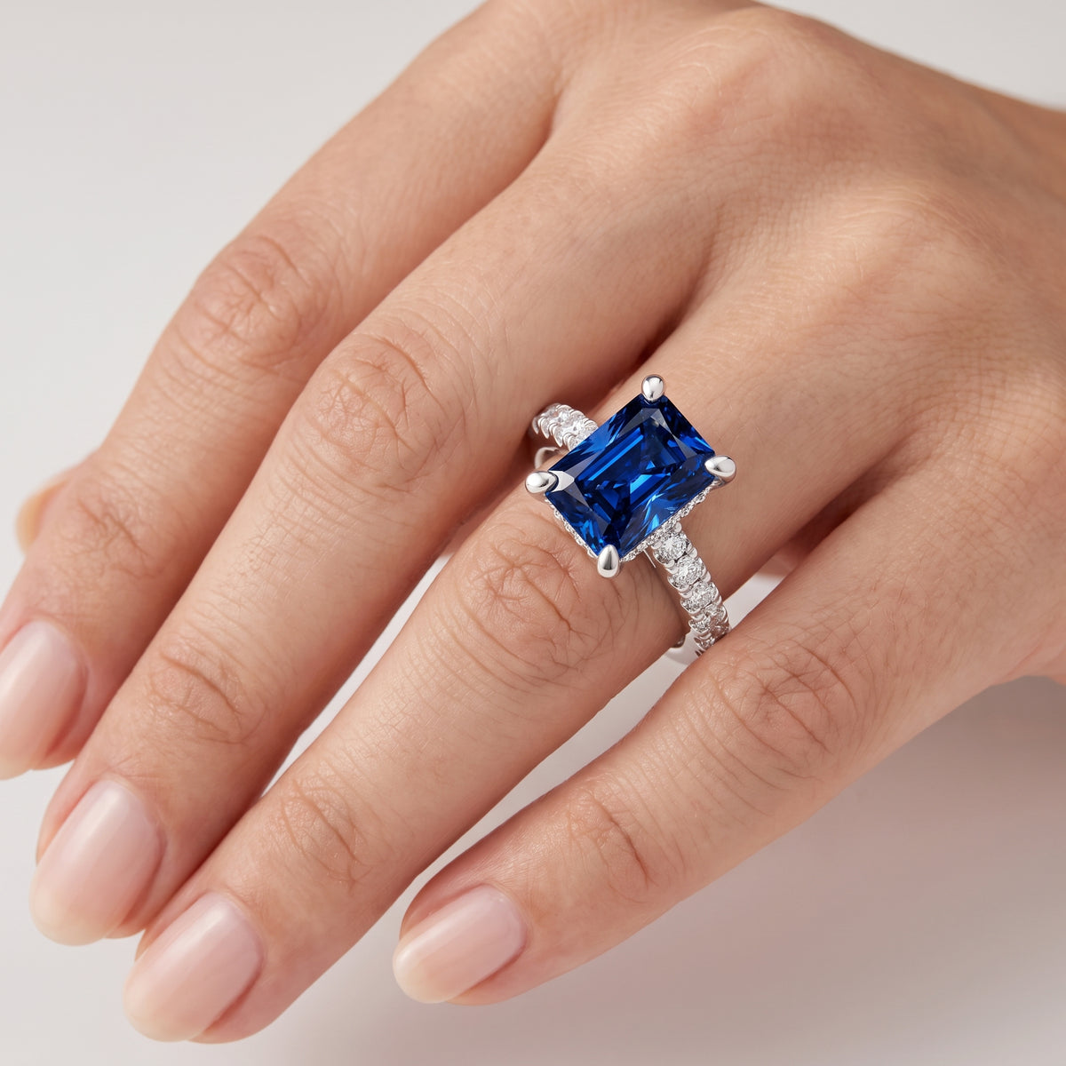 _lifestyle_image@SKU:RG930-NCST0200000PL #metal_platinum+origin_lab-created