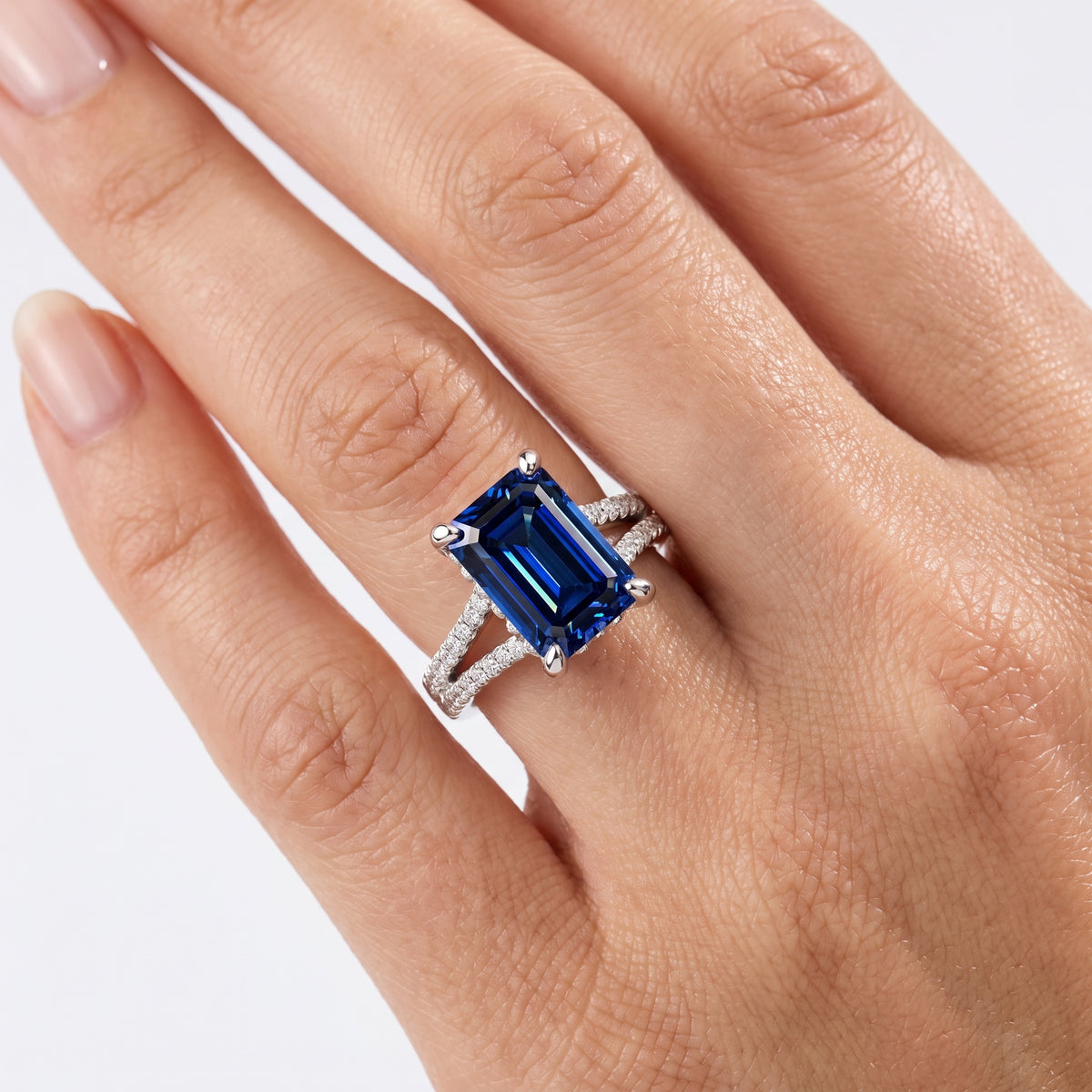 _lifestyle_image@SKU:RG939-LCSE03000004W #metal_10k-white-gold+origin_lab-created