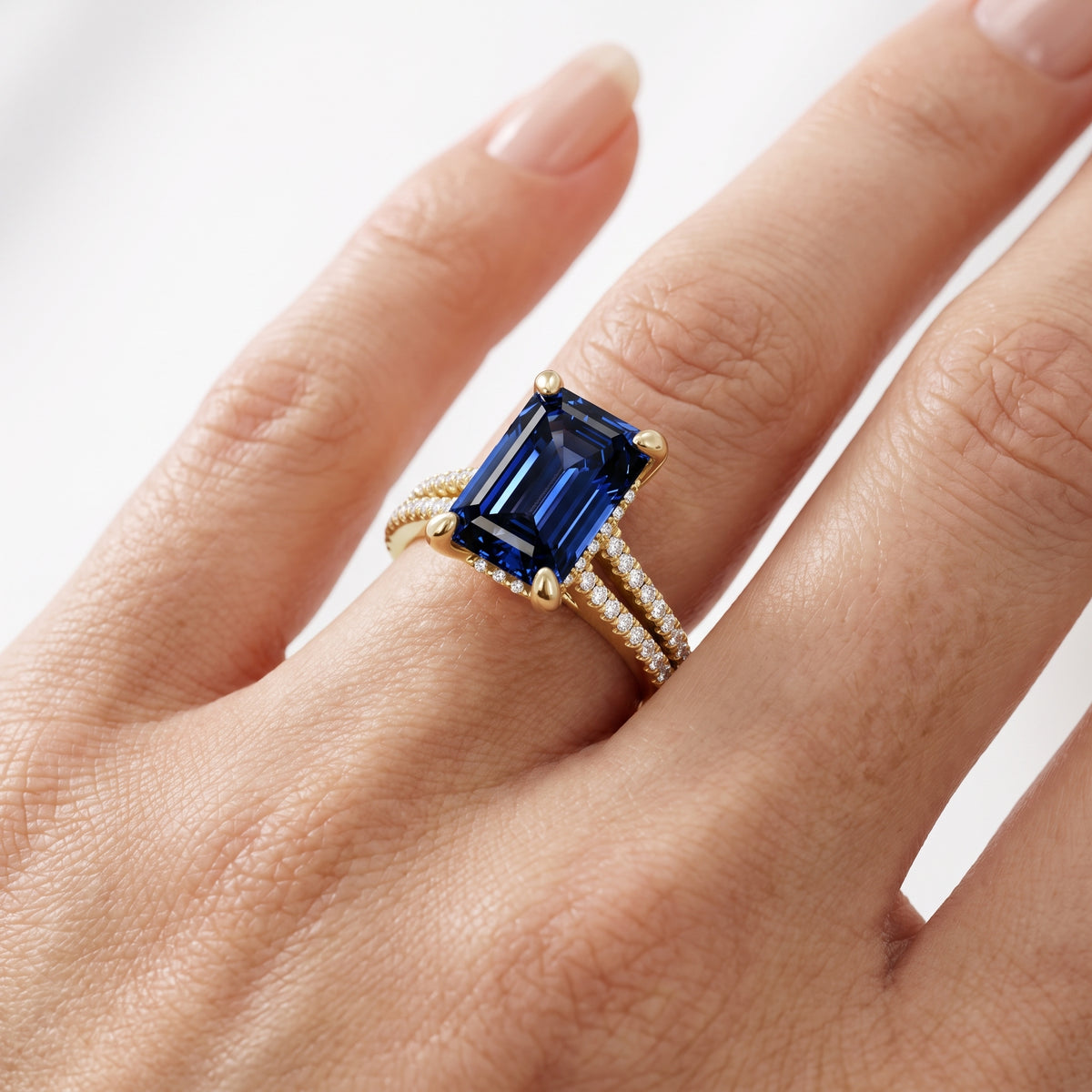 _lifestyle_image@SKU:RG939-LCSE03000004Y #metal_10k-yellow-gold+origin_lab-created