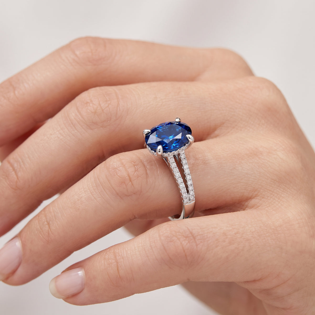_lifestyle_image@SKU:RG939-LCSO02000004W #metal_10k-white-gold+origin_lab-created