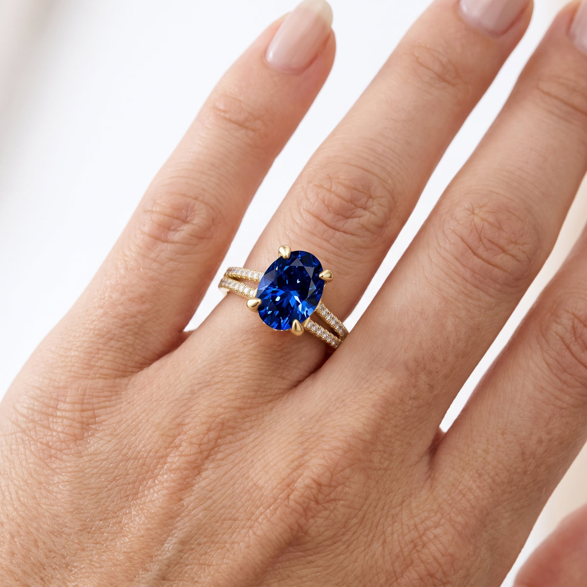 _lifestyle_image@SKU:RG939-LCSO02000004Y #metal_10k-yellow-gold+origin_lab-created