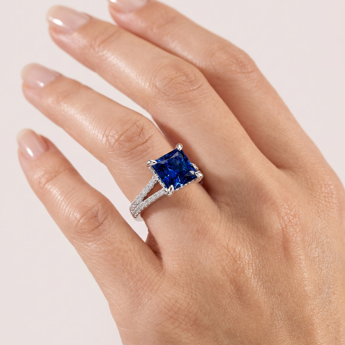 _lifestyle_image@SKU:RG939-LCSP03000004W #metal_10k-white-gold+origin_lab-created