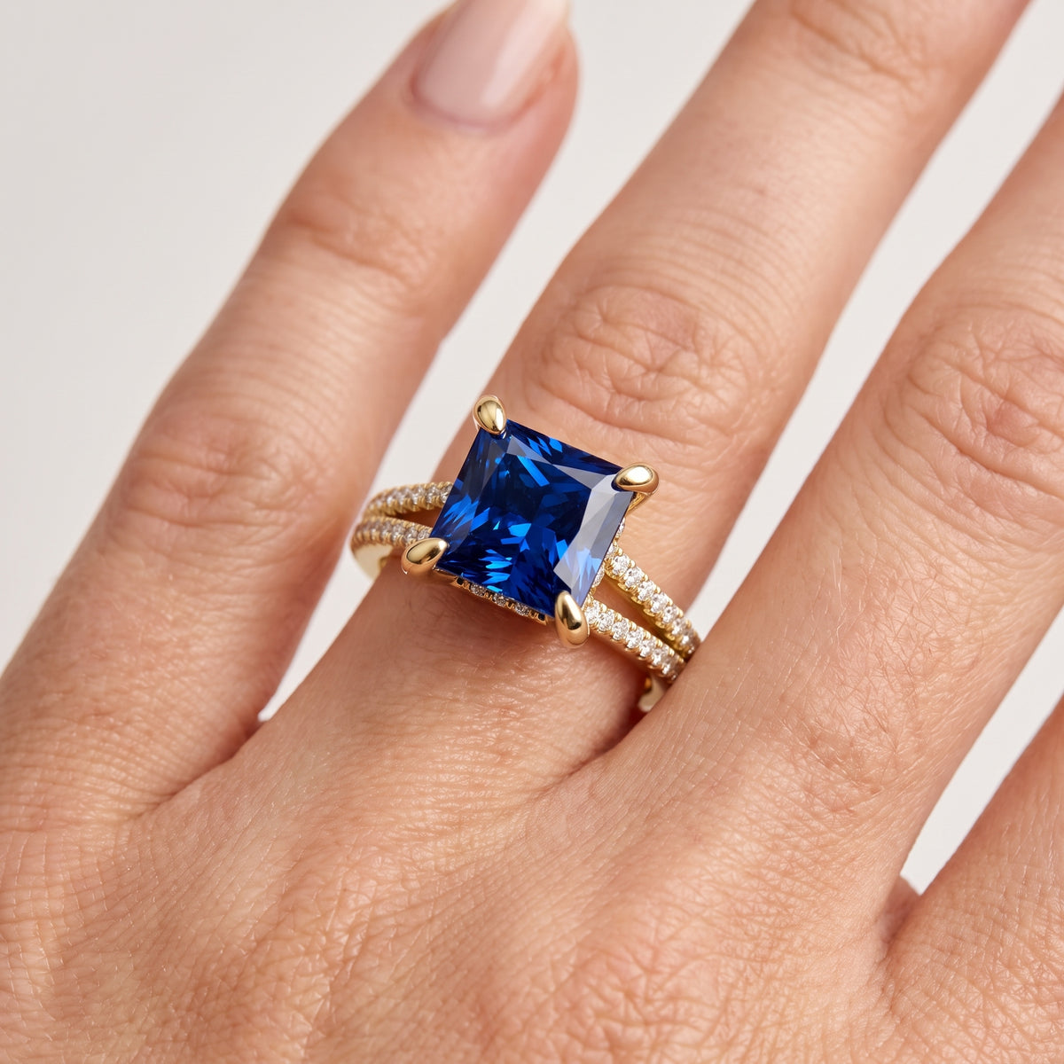 _lifestyle_image@SKU:RG939-LCSP03000004Y #metal_10k-yellow-gold+origin_lab-created