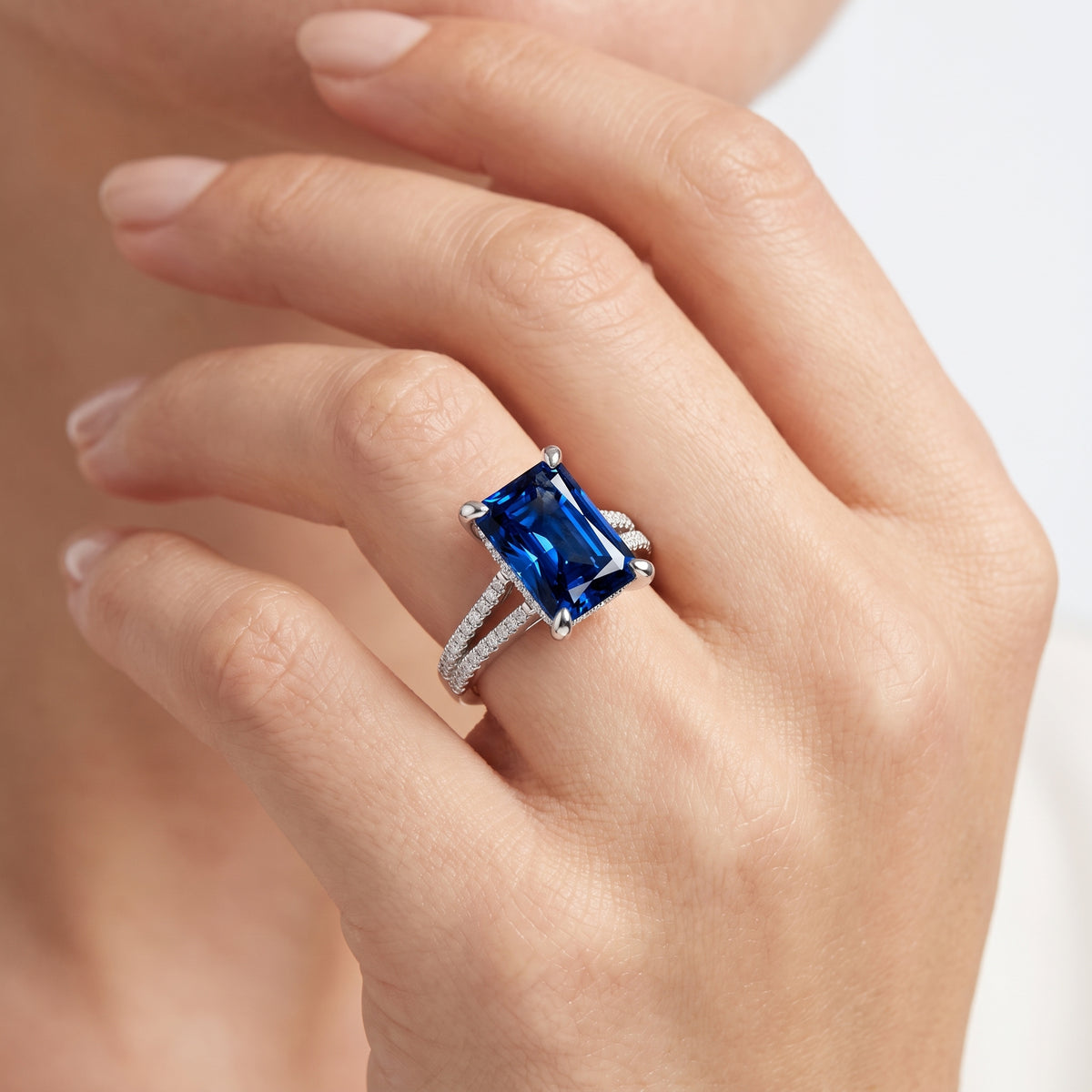 _lifestyle_image@SKU:RG939-LCST03000004W #metal_10k-white-gold+origin_lab-created