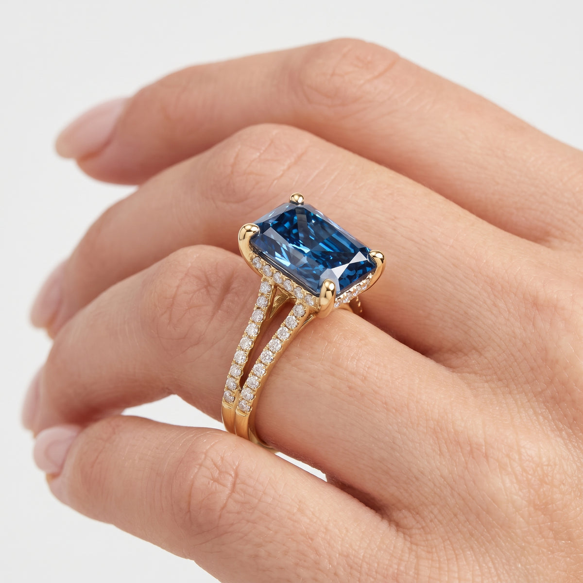 _lifestyle_image@SKU:RG939-LCST03000004Y #metal_10k-yellow-gold+origin_lab-created