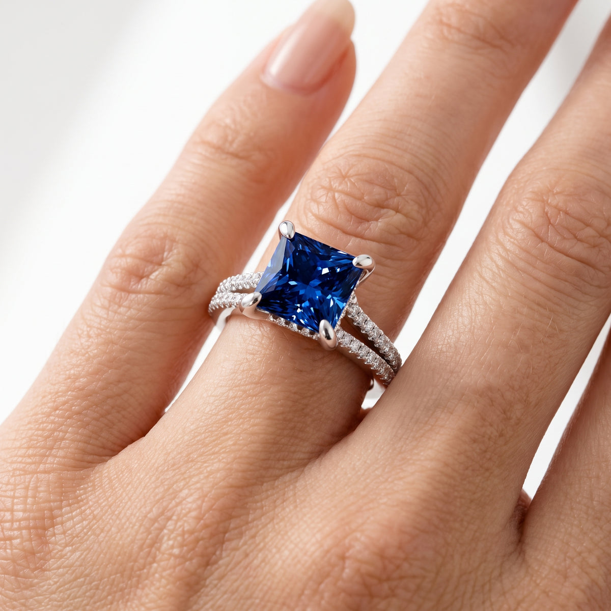 _lifestyle_image@SKU:RG939-NCSP03000004W #metal_14k-white-gold+origin_lab-created