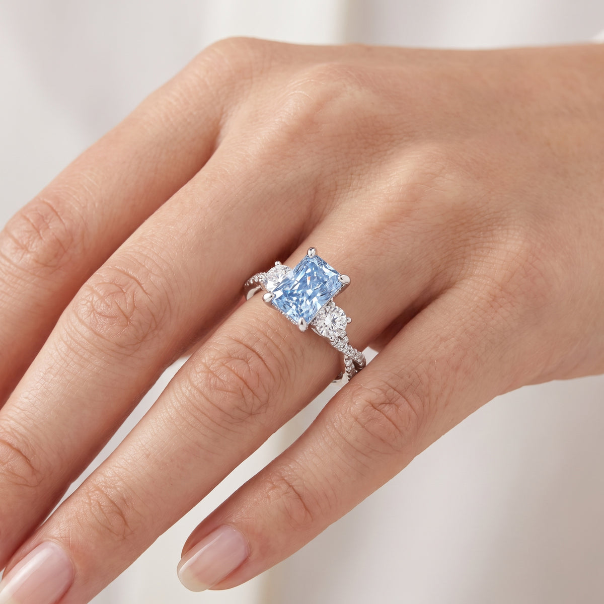 _lifestyle_image@SKU:RG948-LCQT02000004W #metal_10k-white-gold+origin_lab-created