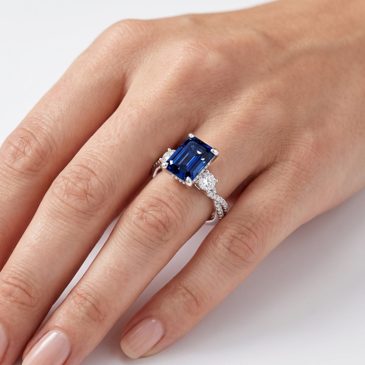 _lifestyle_image@SKU:RG948-LCSE03000004W #metal_10k-white-gold+origin_lab-created