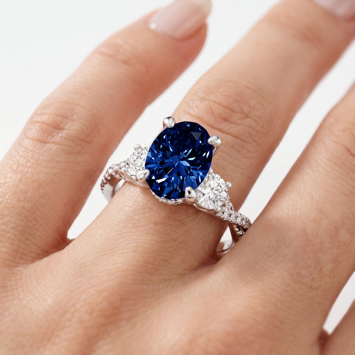 _lifestyle_image@SKU:RG948-LCSO02000004W #metal_10k-white-gold+origin_lab-created