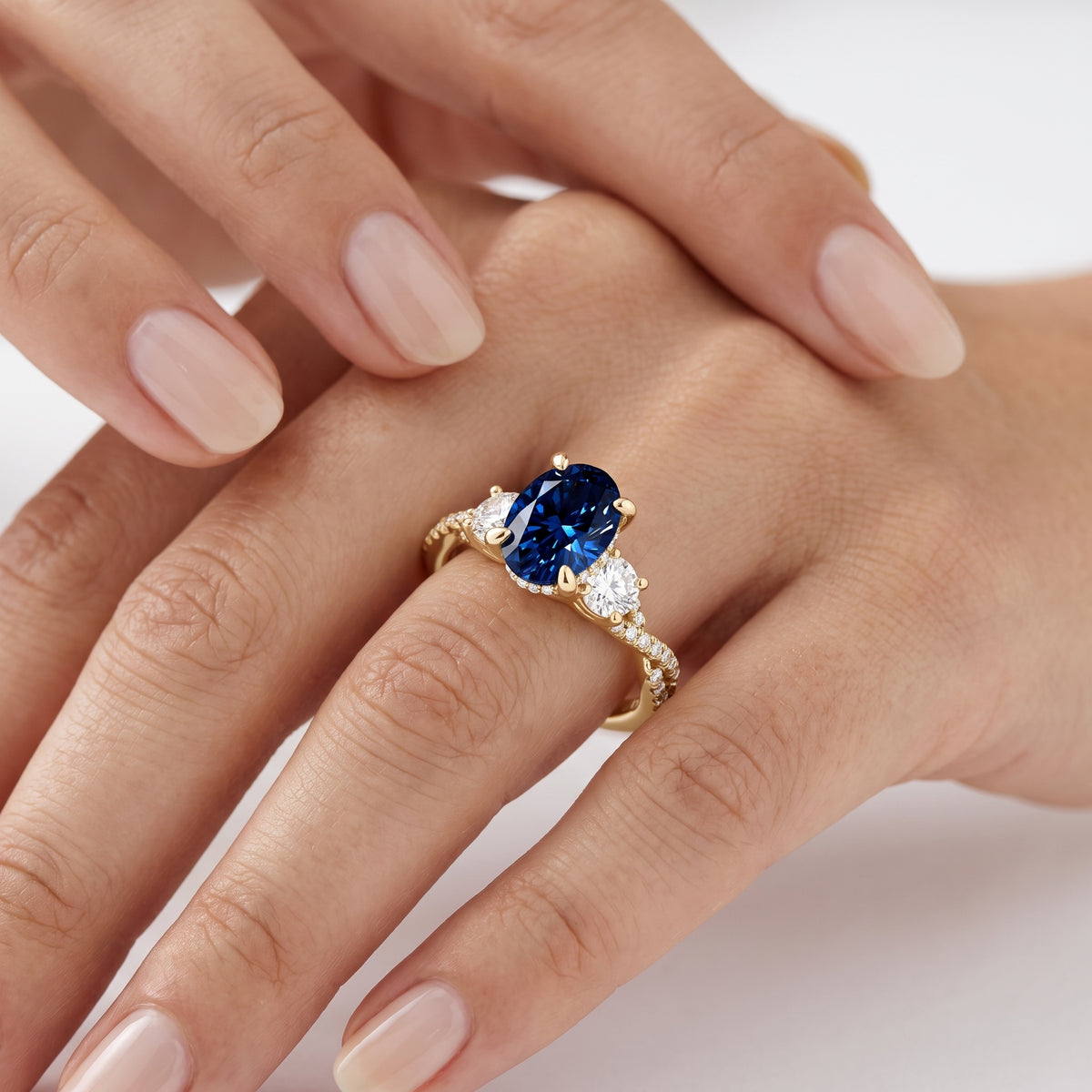 _lifestyle_image@SKU:RG948-LCSO02000004Y #metal_10k-yellow-gold+origin_lab-created