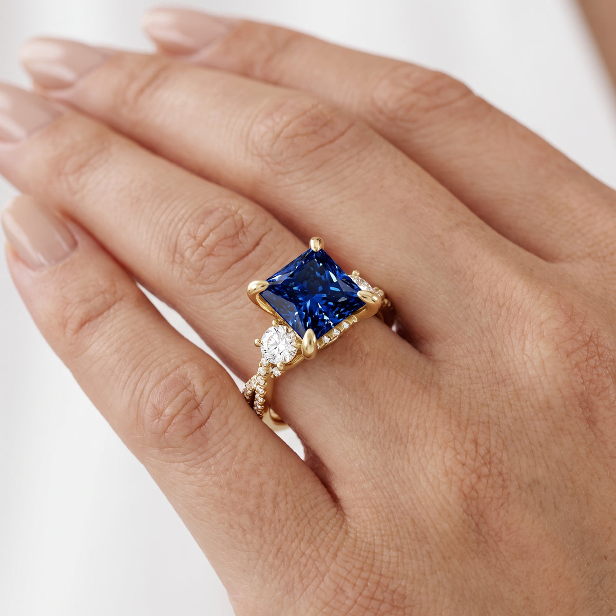 _lifestyle_image@SKU:RG948-LCSP03000004Y #metal_10k-yellow-gold+origin_lab-created