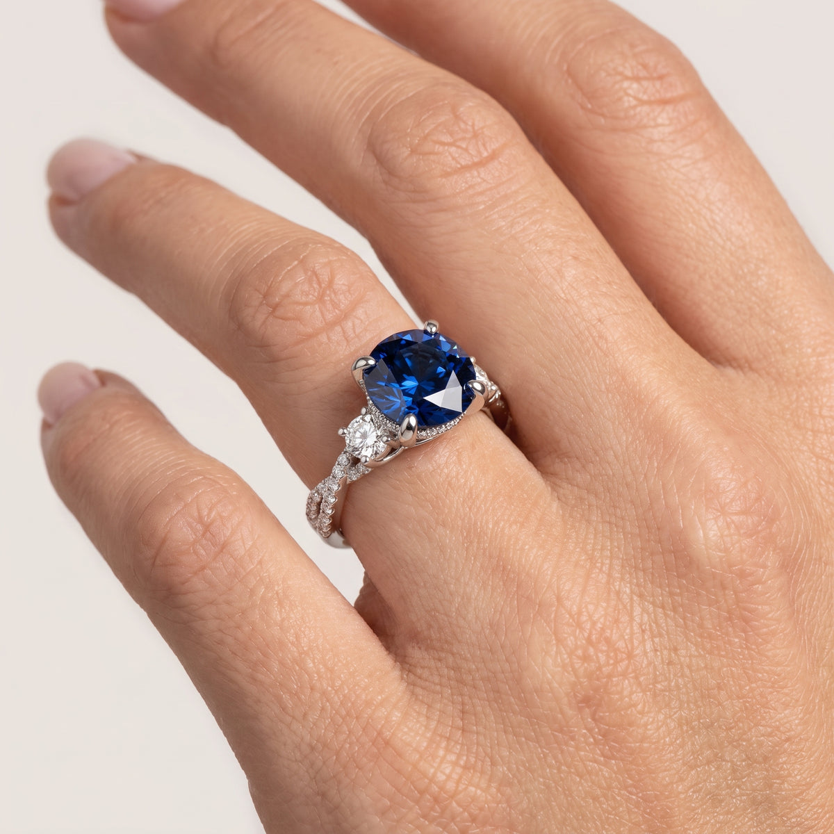 _lifestyle_image@SKU:RG948-LCSR03000004W #metal_10k-white-gold+origin_lab-created