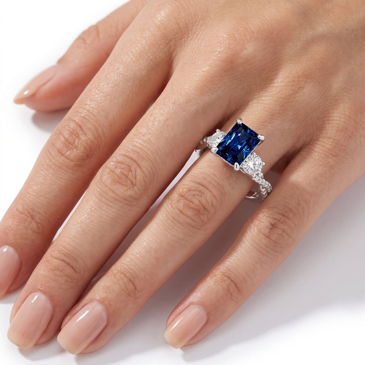 _lifestyle_image@SKU:RG948-LCST02000004W #metal_10k-white-gold+origin_lab-created