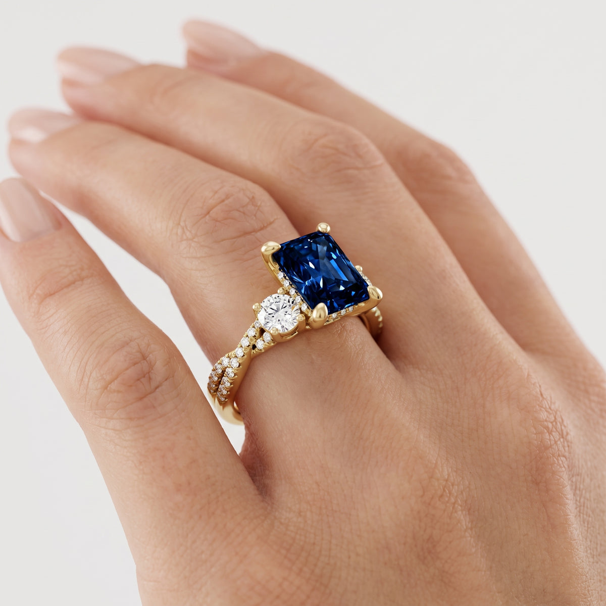 _lifestyle_image@SKU:RG948-LCST02000004Y #metal_10k-yellow-gold+origin_lab-created