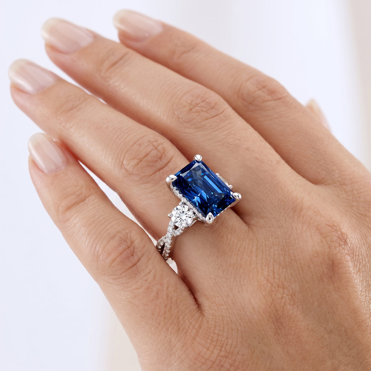 _lifestyle_image@SKU:RG948-LCST03000004W #metal_10k-white-gold+origin_lab-created