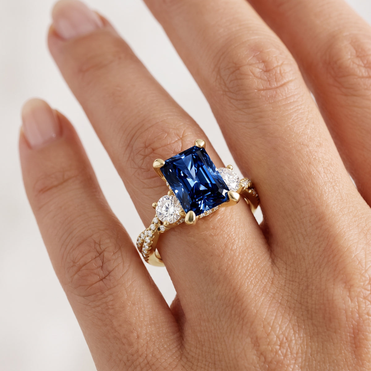 _lifestyle_image@SKU:RG948-LCST03000004Y #metal_10k-yellow-gold+origin_lab-created